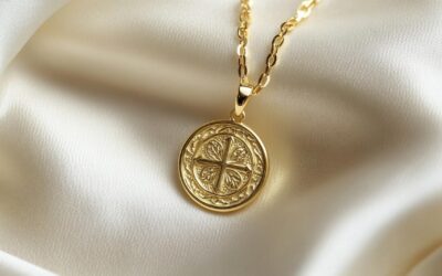 Comment choisir une médaille chrisme en or 18 carats pour une occasion religieuse